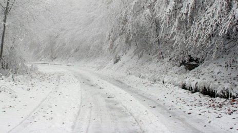 Сняг и лед по пътищата