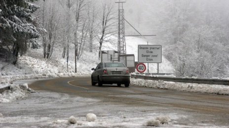 Пътищата в страната: заледени, но опесъчени