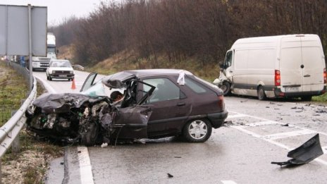 900 жертви на войната по пътищата за 2009