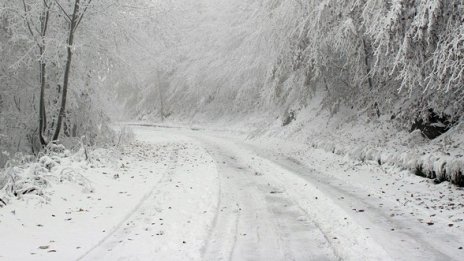 Пътищата са мокри и заснежени