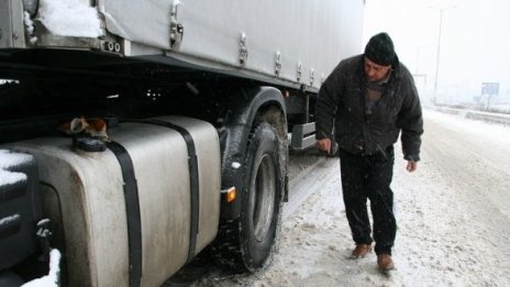 Цистерна се обърна край Сливен