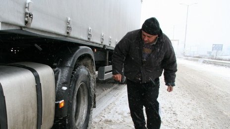 Аварирал ТИР затвори магистрала Хемус