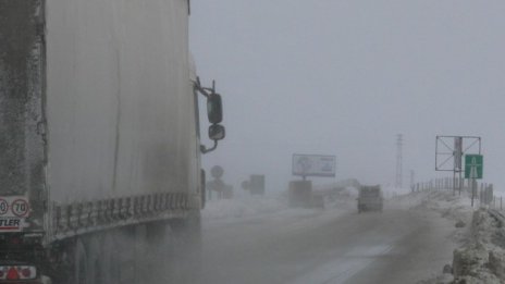 Пет общини бедстват, доста пътища са затворени