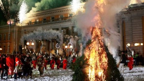 Разпердушиниха кукери. Носели пера от черешарка