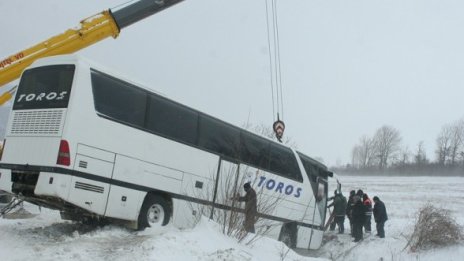 Измъкнаха заседналия автобус край Ветрен