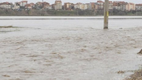 В Югоизточна България - сложно, следят нивата на реките