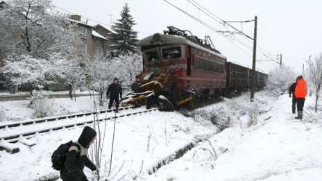 Влак отнесе снегорин, шофьорът загина