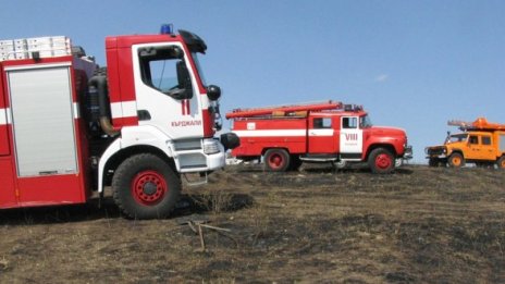 Пожар в склад за вата до бензиностанция в Хасково