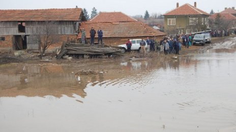 Водата се отдръпва бавно от наводнените земи край Брегово