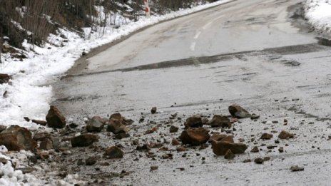 Пътищата в по-голямата част от страната са сухи