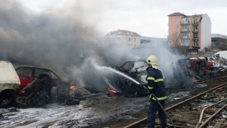 10 бракми изгоряха в автоморга в Благоевград