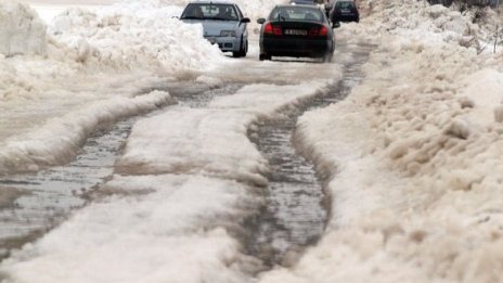 Дъжд, сняг и вятър спряха тока в 17 села в Смолянско