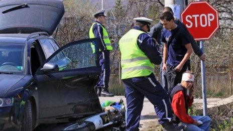 Моторист без книжка се вряза в ауди