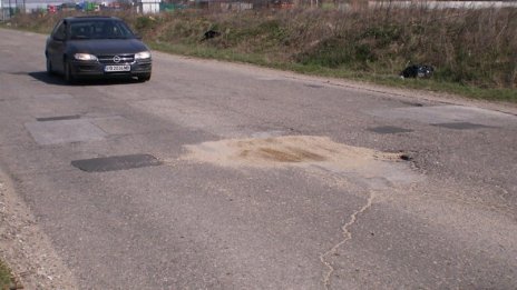 Пътищата в по-голямата част от страната са сухи