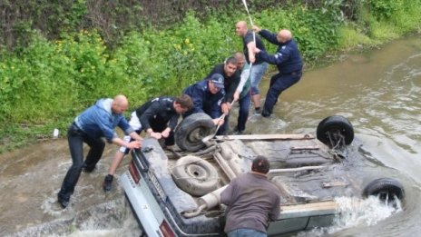 Кола падна в  река, шофьорът й загина