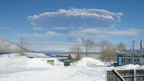 Втори вулкан се активира, бълва пепел в Камчатка