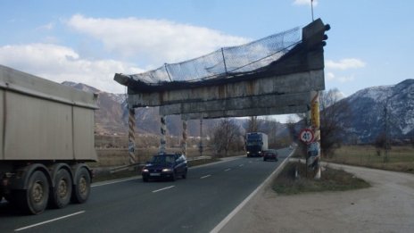 Пътищата в страната са мокри и хлъзгави