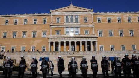 Сблъсък между полиция и протестиращи пред гръцкия парламент