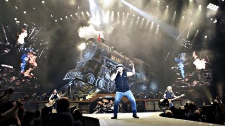 AC/DC разтърсиха над 50 хил. души