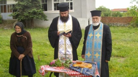 88-годишен свещеник направи първа копка на параклис в родното си село