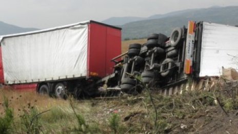 Камион с 24 тона брашно се обърна край кюстендилско село