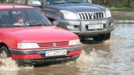 Водата бавно се оттегля след пороите