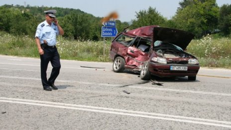 ТИР помете кола край Търново, двама загинаха