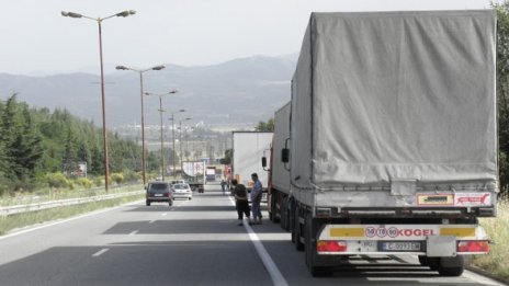 В петък и неделя без тирове по пътищата