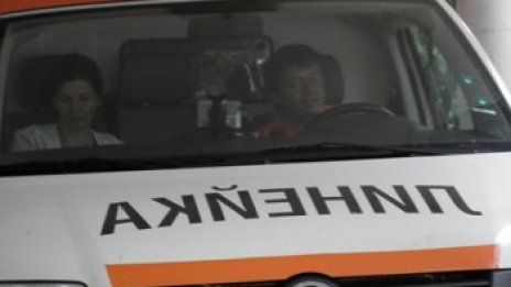 Автобус се блъсна в спирка, рани три жени във Враца