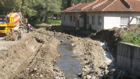 Градят подпорна стена на река Козница в Тетевен