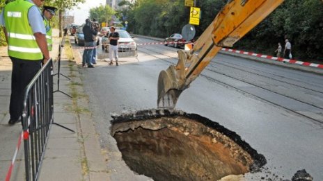 Пропадна част от платното на бул. "Черни връх"