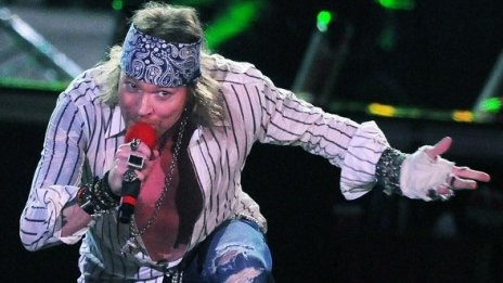 Изнервени от чакане фенове замеряха Guns N' Roses с бутилки