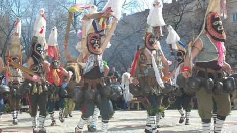 Кукери откриват Водния булевард на изкуствата и занаятите