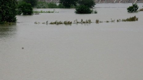 Свлачище затрупа над 300 къщи в Мексико