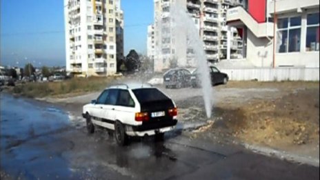 Спукан водопровод превърна улица в автомивка