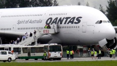 Втори самолет на Qantas кацна аварийно в Сингапур