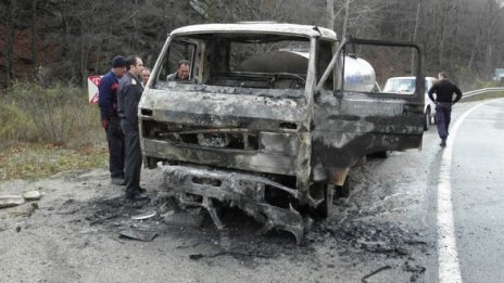 Цистерна с мляко се запали на Предела