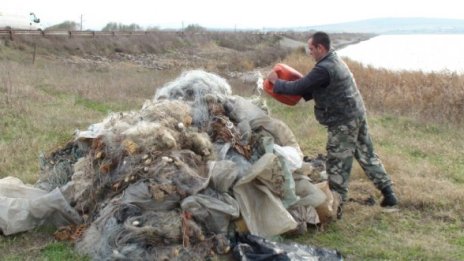 Изгориха близо 20 км бракониерски мрежи край Бургас