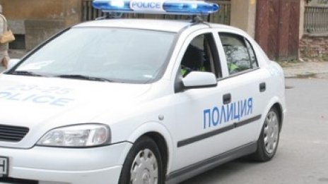 Полицията издирва двама, ограбили момче на 15 години