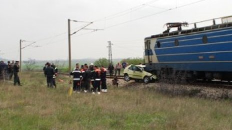 Трима пострадаха след инцидент на жп прелез