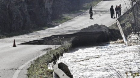 Път Е-79 остава затворен поне 10 дни