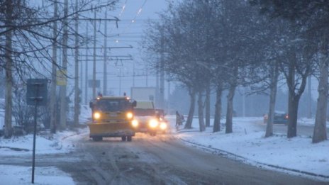 Заснежени пътища в страната