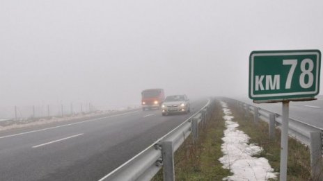 Мокри и заснежени са пътищата в страната