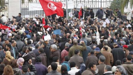 Стотици демонстранти, сред които много полицаи, протестират в Тунис