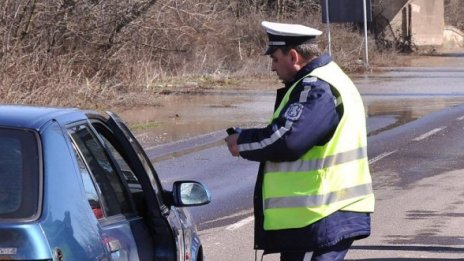 За 5 минути 19-годишна тресна две коли в Кърджали