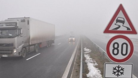 На места пътищата са мокри и заснежени