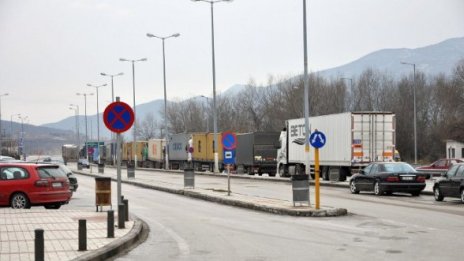 Спряно е движението на товарни автомобили през ГКПП-Лесово