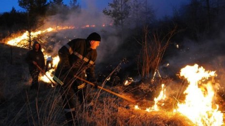 Продължава гасенето на пожара край Банско