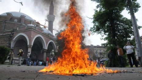 Кой ще хвърли камък по политическата кочина?