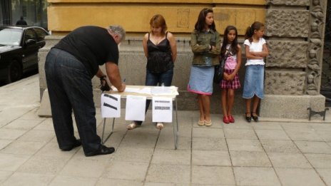 Майките в Бургас на протест срещу социалната политика